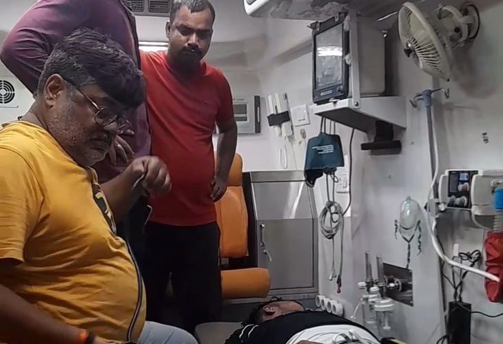 DCM collided with a parked truck in Barabanki, operator died | बाराबंकी में खड़े ट्रक से टकराई डीसीएम, परिचालक की मौत: पूर्वांचल एक्सप्रेसवे पर हादसा, चालक गंभीर; ड्राइवर के खिलाफ मुकदमा दर्ज – Haidargarh News