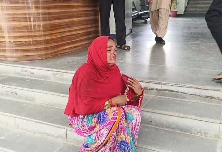 The mother is inconsolable as no action is taken on her daughter’s disappearance | बेटी की गुमशुदगी पर कार्रवाई न होने से बिलख-उठी मां: एसपी कार्यालय में लगाई न्याय की गुहार, सीढ़ियों पर बैठ फूट-फूटकर रोई – Kaushambi News