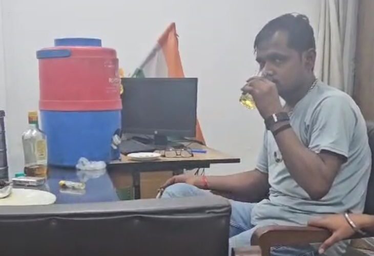 Video of liquor party in government office | सरकारी कार्यालय में शराब पार्टी का VIDEO: ग्रामीण अभियंत्रण विभाग कार्यालय में शराब पीते दिखे कर्मचारी, चेहरे छिपाते आए नजर – Sambhal News