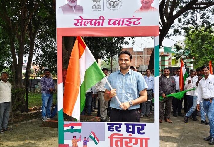 Bike rally in Kaushambi in every home tricolor campaign | हर घर तिरंगा अभियान में कौशांबी में बाइक रैली: कलेक्ट्रेट से मंझनपुर विकास खंड तक निकली रैली, डीएम ने दिखाई हरी झंडी – Kaushambi News