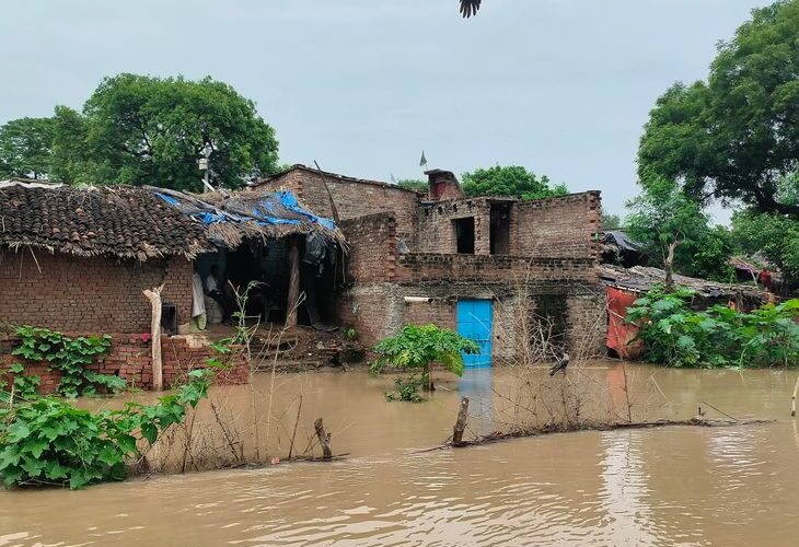 Yamuna water recedes Katri and riverside villages submerged flood victims sheltered in relief camps | कानपुर में यमुना नदी का जलस्तर स्थिर: कटरी और तटवर्ती गांवों डूबे, प्रशासन ने संभाली कमान, राहत शिविरों में रह रहे पीड़ित – Kanpur News