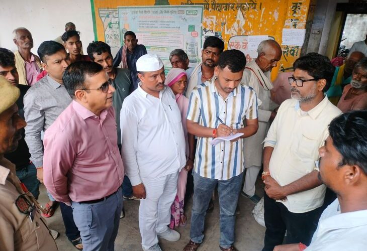 Divisional commissioner inspected B-PACS center in Banda | बांदा में मंडलायुक्त ने बी-पैक्स केंद्र का किया निरीक्षण: कर्मचारी गायब, खाद वितरण में अनियमितता का आरोप – Banda News