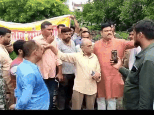 Ayodhya. Pawan Pandey protested against the railway bypass in Gaddopur | गद्दोपुर में रेलवे बाईपास के विरोध में उतरे पवन पांडेय: बोले-लोगों की आवाज बनेंगे और इसे दिल्ली तक ले जाएंगें – Ayodhya News
