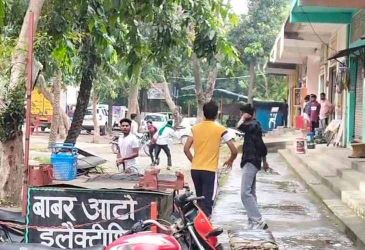 Fierce fighting between youths at Pizza Point, VIDEO | पिज्जा पॉइंट पर युवकों के बीच जमकर मारपीट, VIDEO: युवती को साथ लेकर पहुंचा था युवक, लड़की के परिजनों ने पीटा – Bijnor News