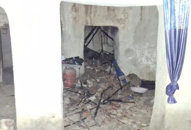 An old woman died due to wall collapse in Jaunpur | जौनपुर में दीवार गिरने से वृद्ध महिला की मौत: सकरा गांव में खाना बनाते समय हुआ हादसा, पुलिस ने शव पोस्टमार्टम के लिए भेजा – Dharmapur(Jaunpur) News