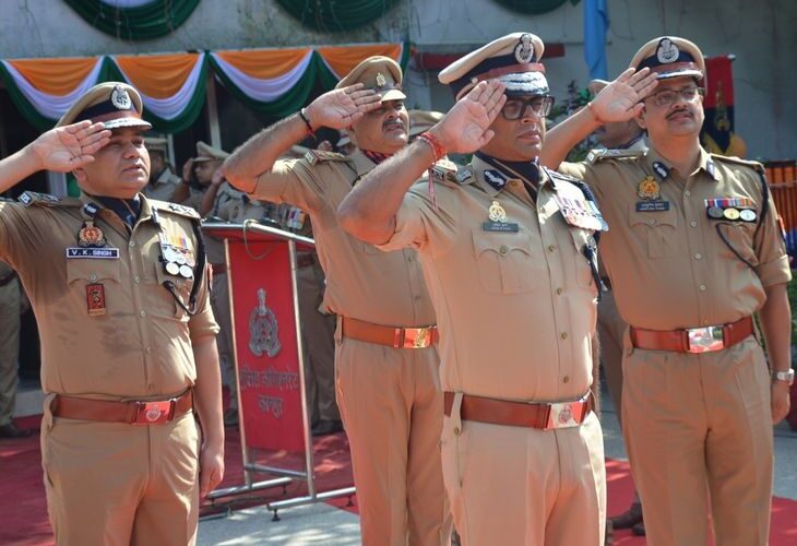 Independence Day celebrated with great pomp in Kanpur Police Line | कानपुर पुलिस लाइन में धूमधाम से मना स्वतंत्रता दिवस: उत्कृष्ट सेवा कार्य करने वाले पुलिसकर्मी हुए सम्मानित, 10 तस्वीरों में देखिए महापर्व – Kanpur News