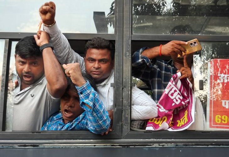 69 thousand teacher candidates surrounded Keshav Maurya’s house | 69 हजार शिक्षक अभ्यर्थियों ने केशव मौर्य का घर घेरा: नियुक्ति न मिलाने से नाराज अभ्यर्थियों ने किया हंगामा, अभ्यर्थी बोले- हम लोगों को कीड़ा- मकोड़ा समझा जा रहा है – Lucknow News