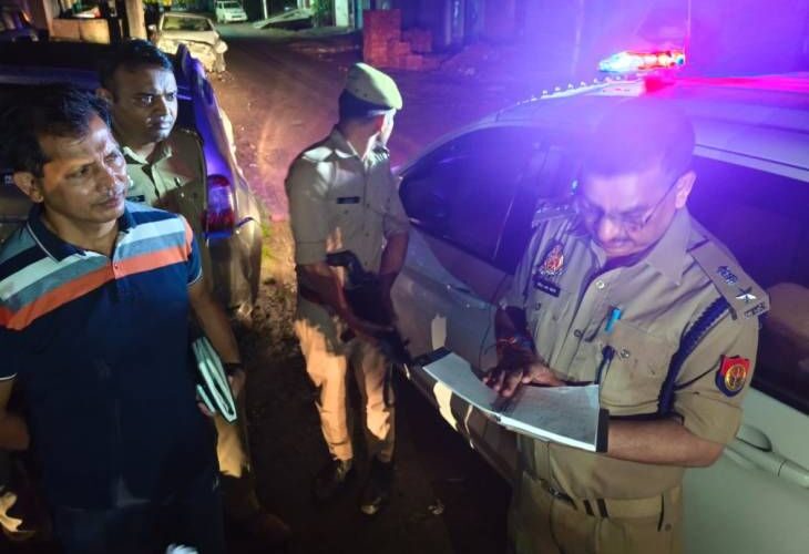 Murder of a transgender and her adopted brother in Kanpur | कानपुर में किन्नर व उसके मुंह बोले भाई का मर्डर: दीवान में मिली चार दिन पुरानी किन्नर की बॉडी, कमरे में मिली शराब की बोतले – Kanpur News