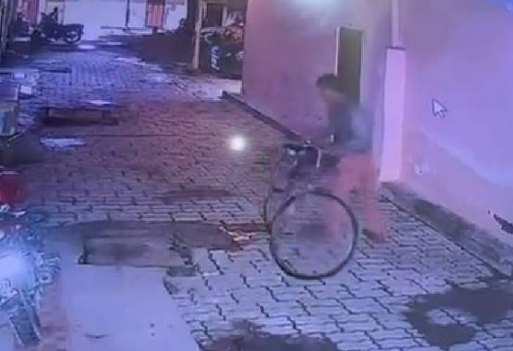 Three miscreants who stole Rs 25 lakh were caught on CCTV | 25लाख की चोरी करने वाले तीन शातिर CCTV में कैद: दो घर के अंदर और तीसरा बाहर कर रहा था निगरानी, साइकिल सवार ले गया बैग – Kanpur News