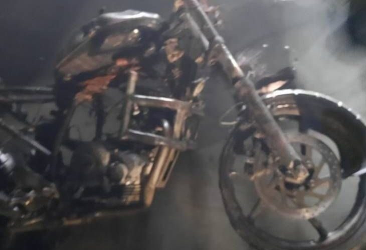 Fire broke out in the parking lot of V-Mart in Gorakhpur | गोरखपुर में V-मार्ट की पार्किंग में लगी आग: जलकर राख हो गई बुलेट, एवेंजर और स्कूटी, फायर ब्रिगेड टीम ने बुझाई आग – Gorakhpur News