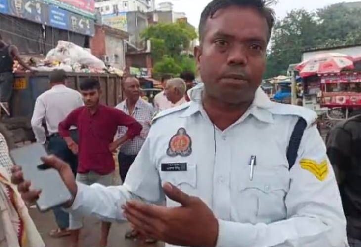 Auto driver beats traffic constable in Kalyanpur, arrested | कल्याणपुर में ऑटो चालक ने ट्रैफिक सिपाही को पीटा, गिरफ्तार: जाम के दौरान रांग साइड ऑटो लेकर आ रहा था, धक्का देकर भागा था – Kanpur News