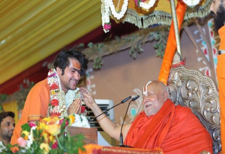 Dhirendra Krishna Shastri reached Vrindavan | धीरेंद्र कृष्ण शास्त्री पहुंचे वृंदावन: जगद्गुरु रामभद्राचार्य महाराज का लिया आशीर्वाद,श्री मद्भागवत कथा का किया श्रवण – Mathura News