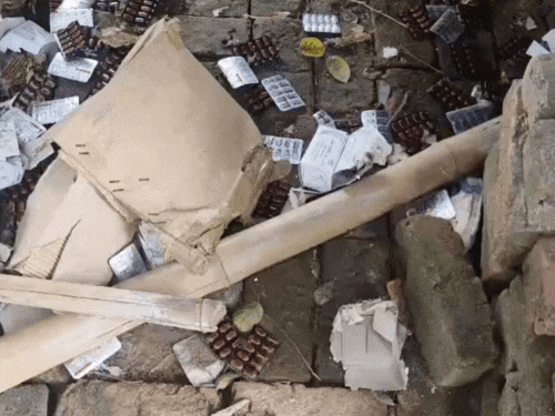 Cartons of medicines found at a tea stall in Agra | आगरा में चाय के खोखे पर मिले दवाओं के कार्टन: खेरागढ़ के सामुदायिक स्वास्थ्य केंद्र का मामला, सोशल मीडिया पर वायरल किए वीडियो – Agra News
