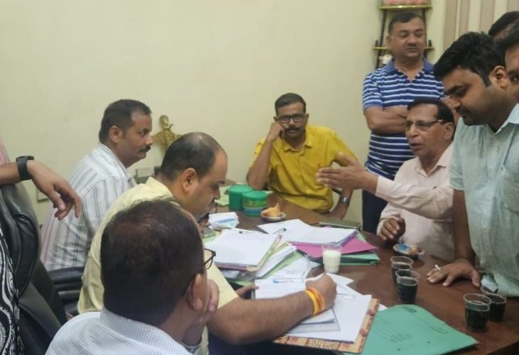 GST raid on BJP leader’s iron factory | भाजपा नेता की लोहा फैक्ट्री पर GST का छापा: अलीगढ़ में 14 अफसरों की टीम ने की जांच, 7 घंटे चली SIB की जांच में मिले संदिग्ध ट्रांजेक्शन – Aligarh News