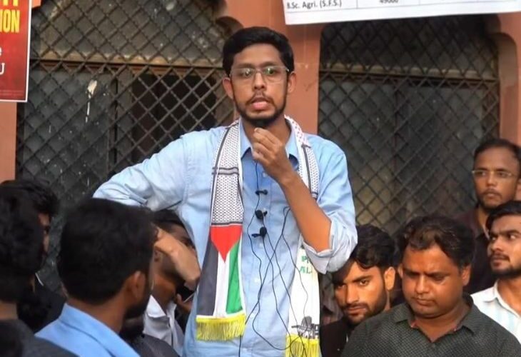 Controversial statement given by wearing Palestine flag | फिलीस्तीन का झंडा पहनकर दिया विवादित बयान: एएमयू में कहा, यूनिवर्सिटी में नहीं चलेंगे सरकार के नियम; इंतजामिया बोला-कराई जाएगी जांच – Aligarh News