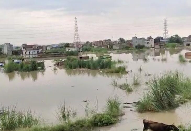Flooding on the banks of Yamuna in Ghaziabad | गाजियाबाद में यमुना के किनारे बाढ़: यमुना में लगातार बढ़ रहा पानी, गाजियाबाद बागपत बार्डर के गांवों में प्रशासन अलर्ट – Ghaziabad News