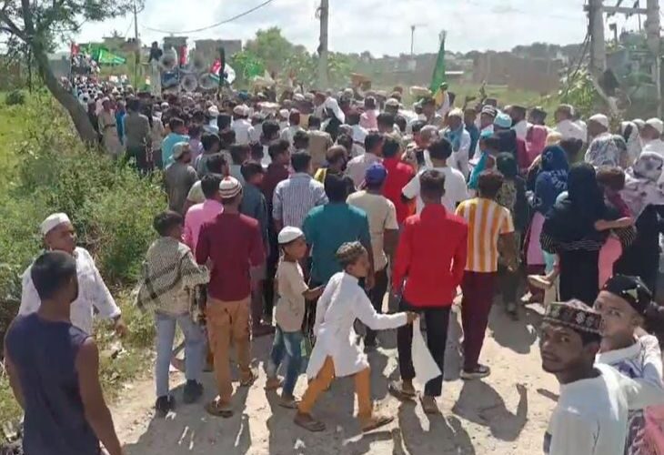 ​​​​​​​Rivalry in the Pradhani election caused a dispute in Bareilly | ​​​​​​​बरेली में प्रधानी चुनाव की रंजिश ने कराया विवाद: वक्त रहते पुलिस ने संभाली स्थिति, आला हजरत उर्स के दौरान चादर जुलूस में दो पक्ष आमने-सामने – Bareilly News