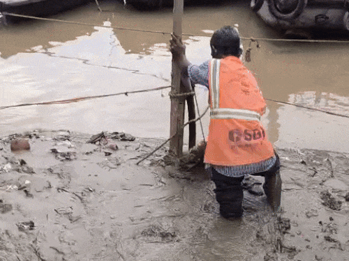 Varanasi News municipal corporation cleaning and relief campaign continues on the ghats of Varanasi | वाराणसी के घाटों पर नगर निगम का सफाई-राहत अभियान जारी: नगर आयुक्त बोले- बाढ़ग्रस्त क्षेत्रों को संक्रामक रोगों से बचाना प्राथमिकता, संकरी गलियों में सफाई जारी – Varanasi News
