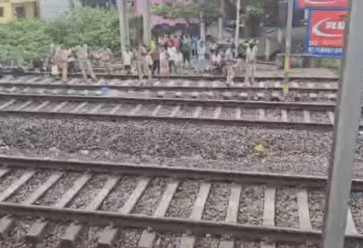 A young man died after being hit by a train in Gorakhpur | गोरखपुर में ट्रेन की चपेट में आकर युवक की मौत: तरंग क्रासिंग के पास हुआ हादसा, गोरखनाथ ओवरब्रिज पर लग गई भीड़ – Gorakhpur News