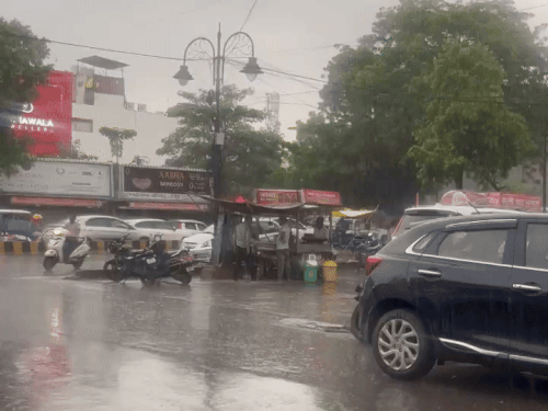 Drizzling rain in Prayagraj since morning | प्रयागराज में सुबह से रिमझिम बारिश: एक हफ्ते से पड़ रही गर्मी से लोगों को मिली राहत, तापमान में गिरावट – Prayagraj (Allahabad) News