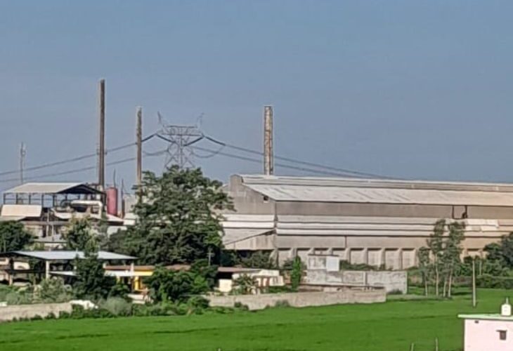 The villagers remained gathered at the gate of Asian Fertilizer | एशियन फर्टिलाइजर के गेट पर जमे रहे गांव के लोग: पहले दिन नहीं शुरू हो सकी जांच; रात में प्लांट चालू करने का आरोप – Gorakhpur News